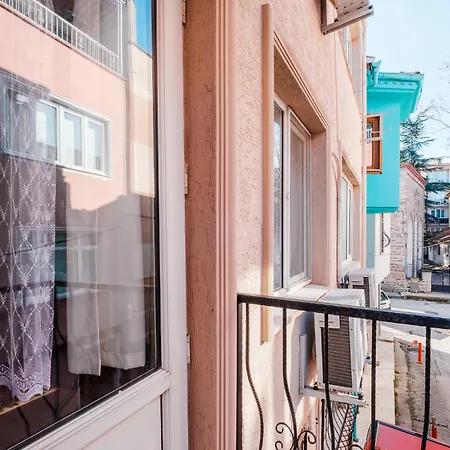 Comfy Flat With Balcony In